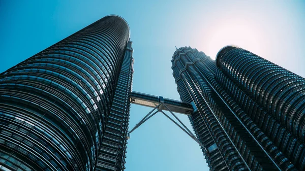 Petronas Twin Towers Van Onderen Omhoog Kijkend Met Zon Die — Stockfoto