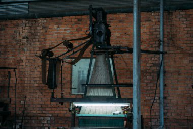 Eski ipek dokuma makinesi çalışıyor, ipek kumaş yapıyor..