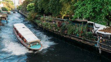 Khlong teknesi kanal boyunca hızla ilerliyor..