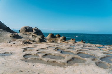Yahliu, Tayvan 'da okyanus kıyısında küçük su birikintileri olan eşsiz ve tuhaf Mars benzeri bir manzara..