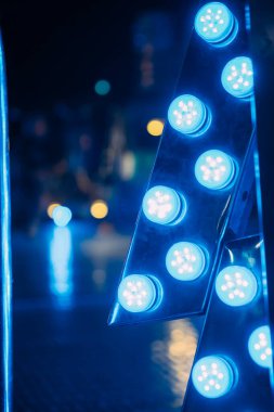 Açık mavi neon ışıklara yakın çekim.