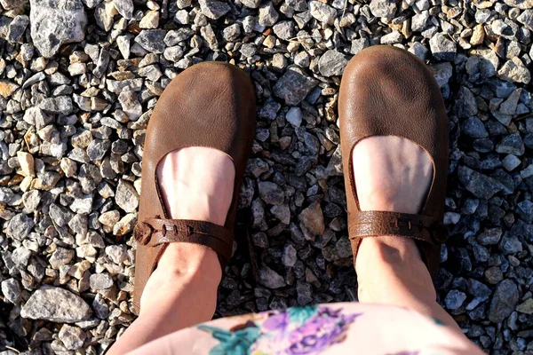 Dámské Nohy Sandálech Retro Stylu Hnědé Šedých Oblázkech — Stock fotografie