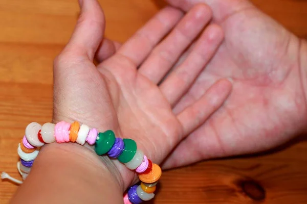 Zelfgemaakte Armband Gemaakt Van Multi Gekleurde Kralen Een Vrouw Hand — Stockfoto