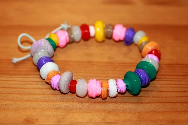 Bracciale Fatto Casa Fatto Perline Multicolori Tavolo Legno Marrone — Foto Stock