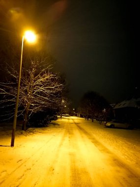 Prag şehrinde karlı bir yol 