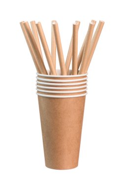 Beyaz yalıtımlı arka planda tek kullanımlık çevre dostu boruları olan tek kullanımlık kağıt bardaklar..