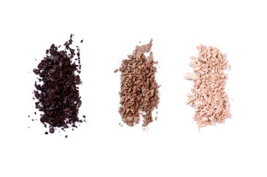 Beyaz izole bir arkaplanda üç farklı rengin kozmetik gölgeleri