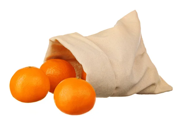 Mandarini Succosi Luminosi Una Borsa Uno Sfondo Bianco Isolato — Foto Stock