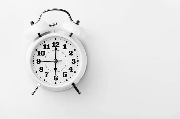 Relógio Alarme Mecânico Branco Com Setas Pretas Números Fundo Claro — Fotografia de Stock