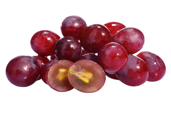 Racimo Uvas Mesa Rojas Maduras Mitades Cercanas Uvas Sobre Fondo Imagen de stock