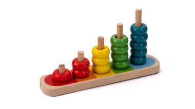 Beyaz izole bir zemin üzerinde çocuklar için ahşaptan yapılmış parlak eğitim piramidi