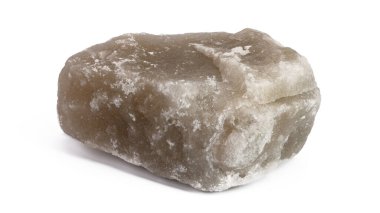 Beyaz izole edilmiş arka planda büyük bir doğal tuz parçası.