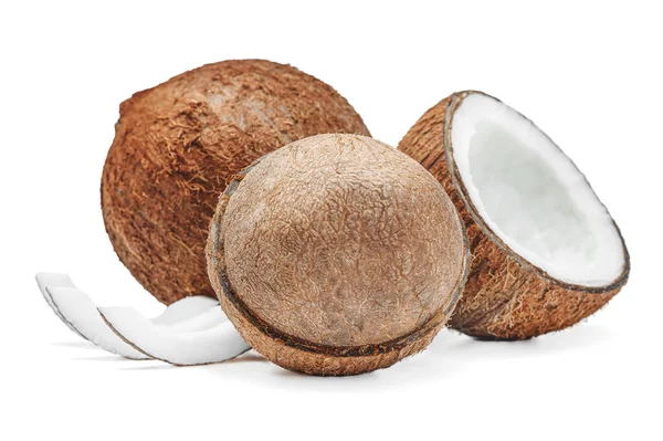 Drei Unterschiedlich Große Kokosnüsse Mit Kokosnussfruchtfleisch Daneben Auf Weißem Isoliertem — Stockfoto