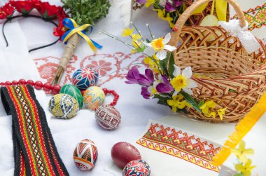 Paskalya tatili. Paskalya yumurtaları Ukraynalı havlu ve sepet çiçekli 