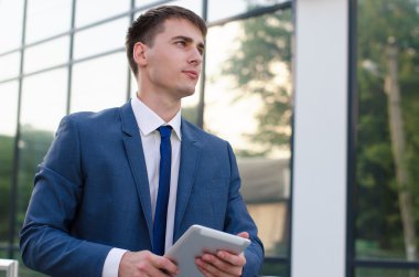 dizüstü bilgisayar ile işadamı ileri görünüyor