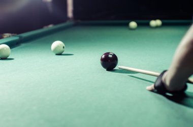Şimdi onun hazırlanması bilardo oyuncusu topa vurdu