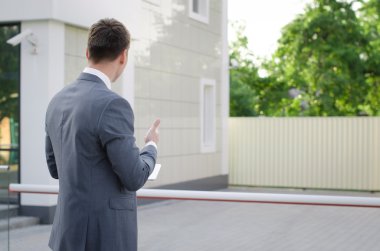 tekrar fotoğraf ayakta ve karar verme işadamı