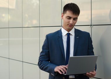 Office gülümseyen genç işadamı portresi