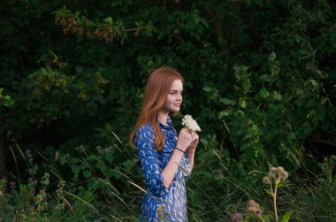 Şirin Kızıl saçlı kız genç doğa