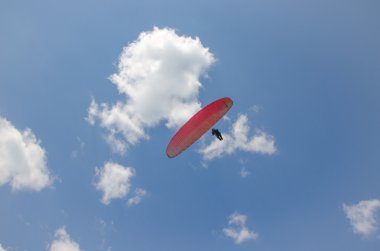 Bulutlar bir ışık gündoğumu ile gökyüzünde uçan paraglide silueti. Ukrayna Karpat Vadisi