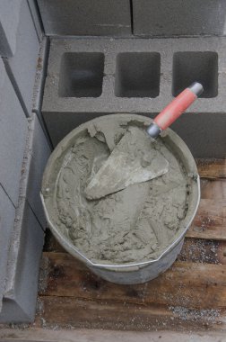 kova ile çimento ve mala fayans üzerinde