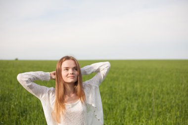 kadın sabah yeşil buğday alanında Kollarını açarak