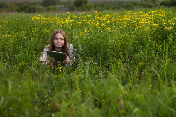 ノート パソコンを見て公園内のノートブックで若い笑顔の女性. — ストック写真