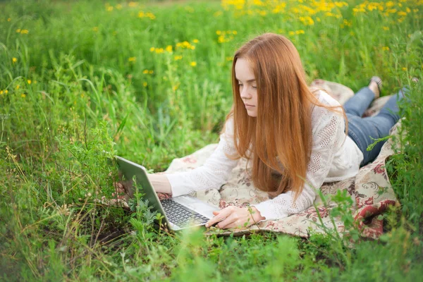 Ernstige jongedame student meisje met laptop in park notebookcomputer kijken — Stockfoto