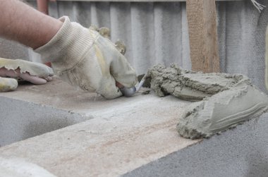 çalışan bir spatula ile yatıyordu tuğla cinderblocks hizalar