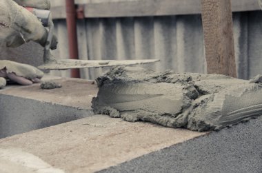 çalışan bir spatula ile yatıyordu tuğla cinderblocks hizalar