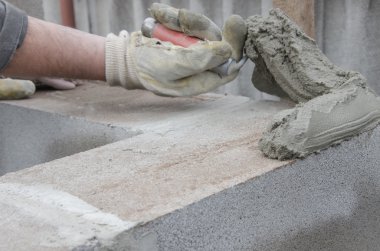 çalışan bir spatula ile yatıyordu tuğla cinderblocks hizalar
