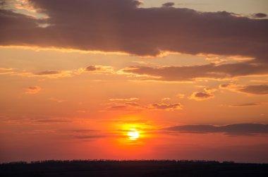 Ateşli turuncu günbatımı gökyüzü. Güzel gökyüzü arka plan