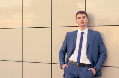 Office gülümseyen genç işadamı portresi