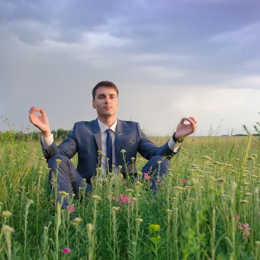 mutlu işadamı açık yoga egzersiz yapmak.