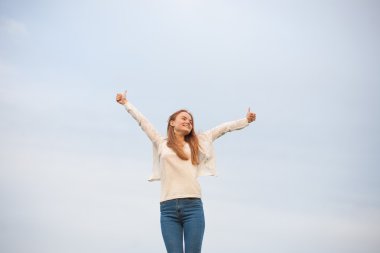 kadın sabah gökyüzü arka planda Kollarını açarak
