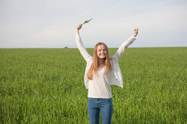 Femme à bras ouverts dans le champ de blé vert le matin . — Photo