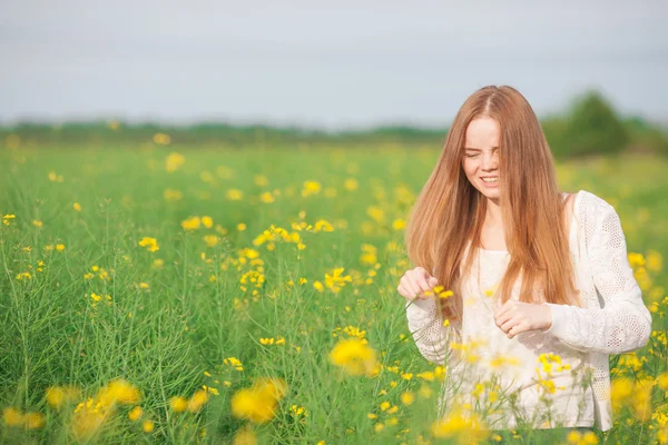 花粉症、花の分野で女の子のくしゃみ. — ストック写真