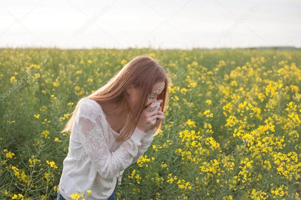 女の子の花の菜の花のフィールドでくしゃみ花粉症 ストック写真 C Valeriikalantai 女の子の花の菜の花のフィールドでくしゃみ花粉症 ストック写真 C Valeriikalantai