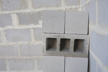 Çimento bloklar inşaat sahasında yığını.