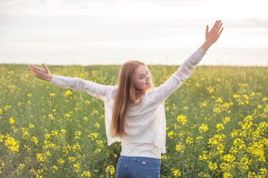 kadın sabah yeşil buğday alanında Kollarını açarak