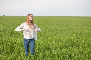 kadın sabah yeşil buğday alanında Kollarını açarak
