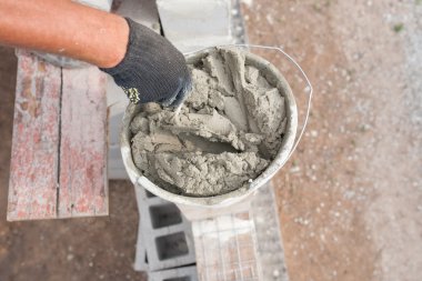 çalışan bir spatula ile yatıyordu tuğla cinderblocks hizalar