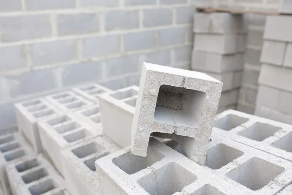 Cinder blok di lokasi konstruksi — Stok Foto