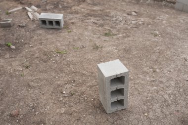 Çimento bloklar inşaat sahasında yığını