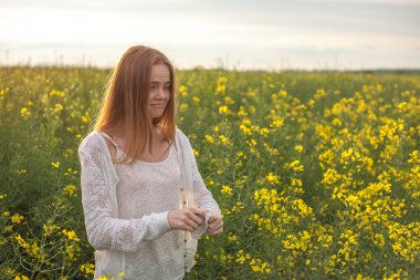 Polen alerji, bir çiçek kolza tohumu alanında hapşırma kız