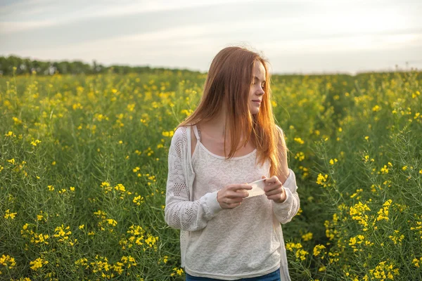 Allergie au pollen, fille éternuant dans un champ de fleurs de colza — Photo