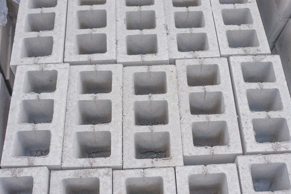 Упаковка цементных блоков на стройплощадке . — стоковое фото