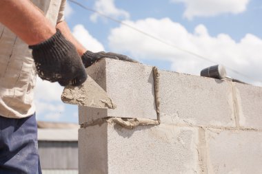 bir spatula ile yatıyordu tuğla Tuğlalar çalışan hizalar
