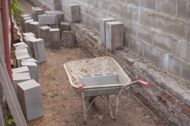 Eski inşaat arabası üzerinde tuğla duvar arka plan.