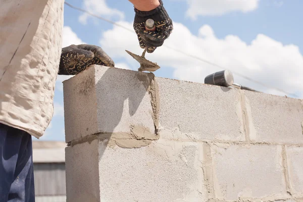 bir spatula ile yatıyordu tuğla Tuğlalar çalışan hizalar